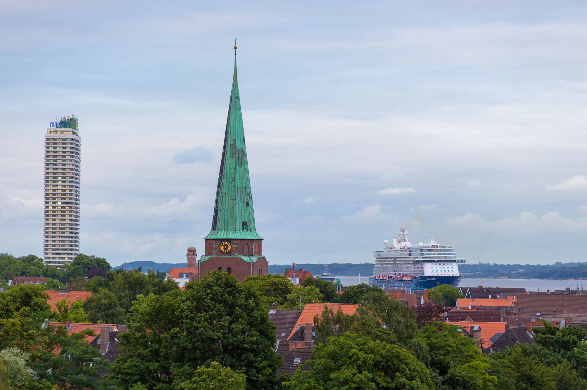 Kirchturm am Hafen Travemünde