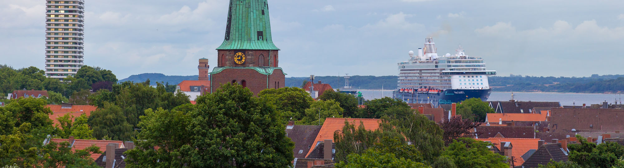 Kirchturm im Hafen Travemünde
