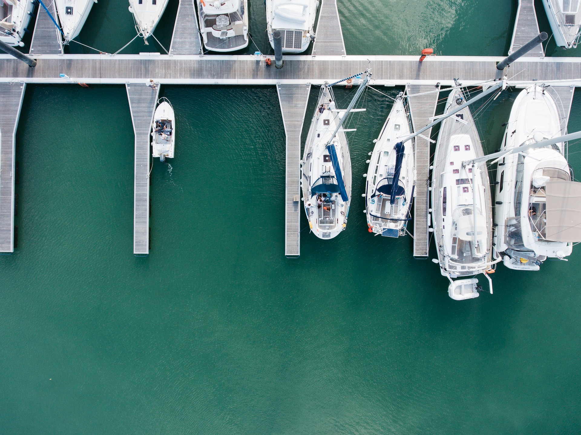 Boote im Hafen von Travemünde aus der Vogelperspektive