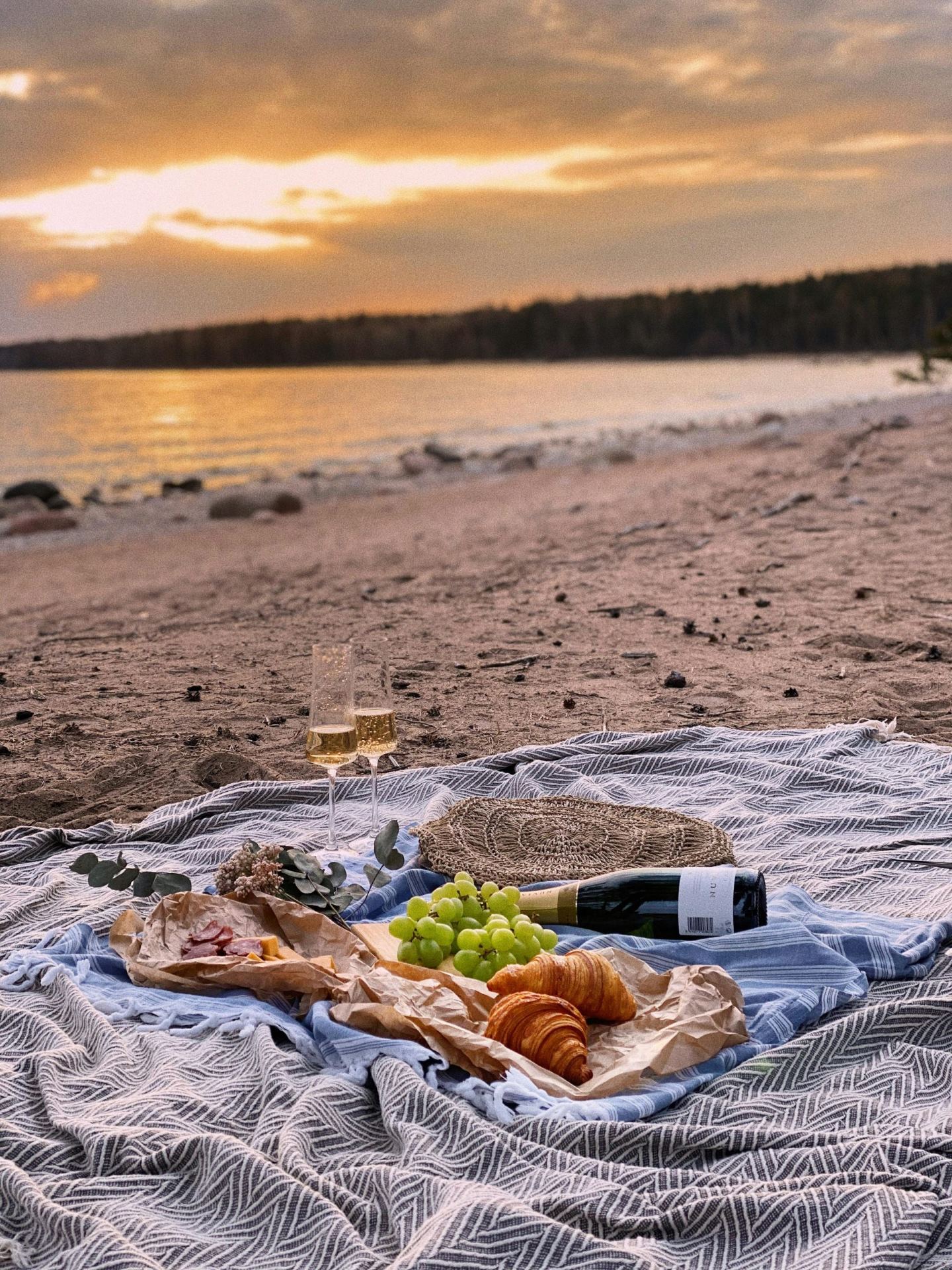 Picknickessen im Sonnenuntergang am Strand